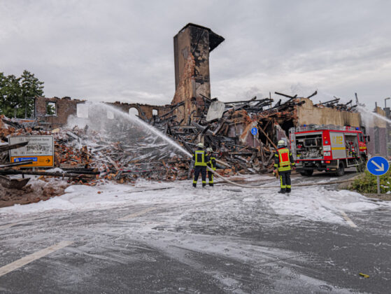 Nachlöscharbeiten nach Großbrand in Wunstorf