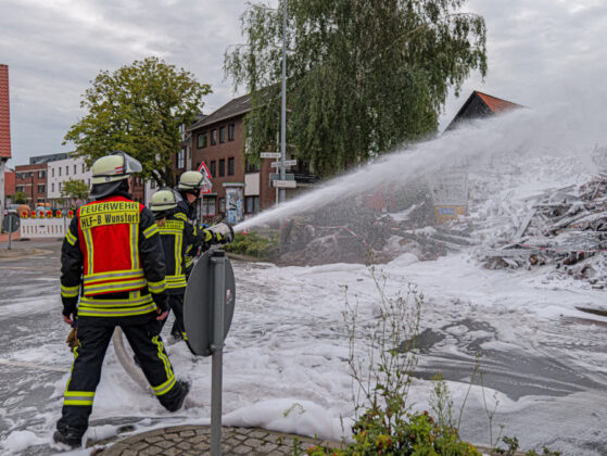 Nachlöscharbeiten nach Großbrand in Wunstorf