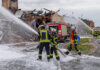 Nachlöscharbeiten nach Großbrand in Wunstorf