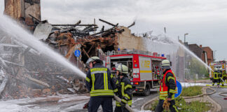 Nachlöscharbeiten nach Großbrand in Wunstorf