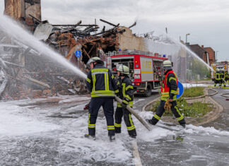 Brandstiftung? Polizei ermittelt nach Großbrand in Wunstorf Nachlöscharbeiten nach Großbrand in Wunstorf