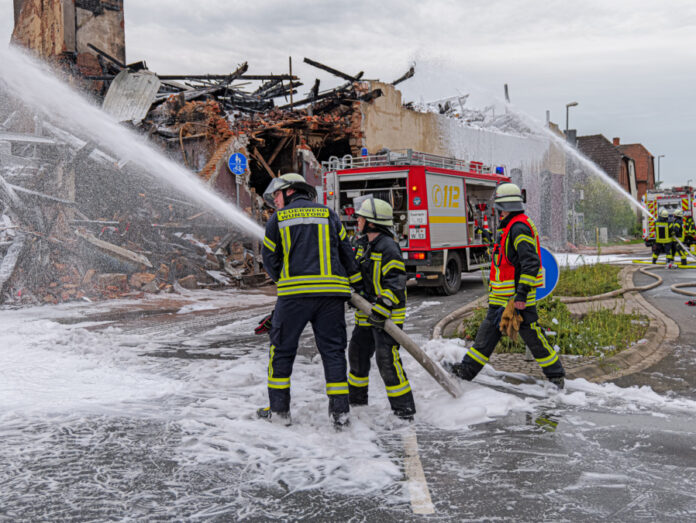 Nachlöscharbeiten nach Großbrand in Wunstorf