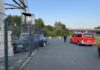 Fahrzeug steckt im Zaun des Salzsilos