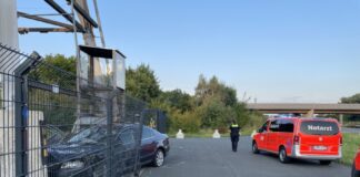 Fahrzeug steckt im Zaun des Salzsilos