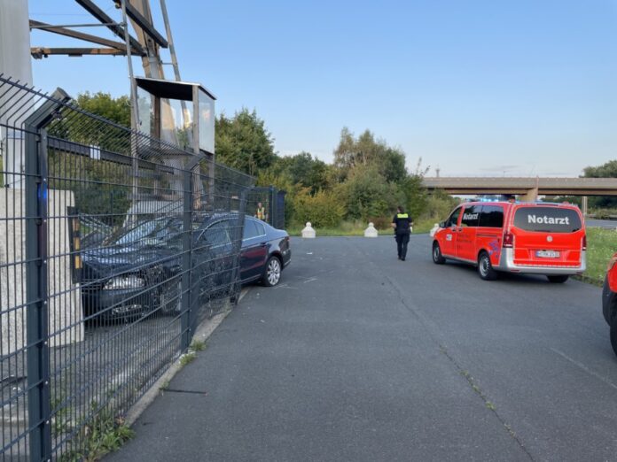 Fahrzeug steckt im Zaun des Salzsilos