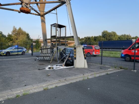 Unfall auf der A2 PKW steckt im Zaun