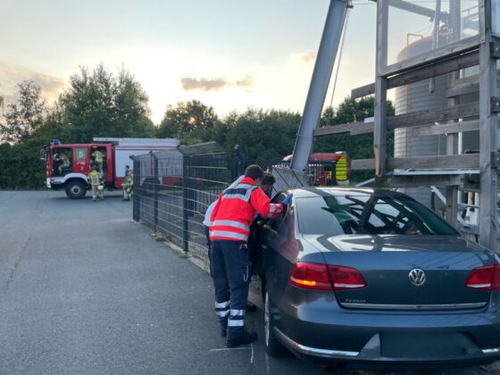 Unfall auf der A2 PKW steckt im Zaun