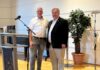 Ehrenamtliches Engagement gewürdigt: Dr. Marc Köhler (re). erhält Auszeichnung von Bürgermeister Mirko Heuer (li.).