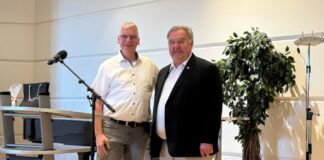 Ehrenamtliches Engagement gewürdigt: Dr. Marc Köhler (re). erhält Auszeichnung von Bürgermeister Mirko Heuer (li.).