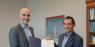 Oberbürgermeister Onay verleiht Urkunde an Lebensretter, Allgemeinmediziner Michael Greve