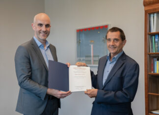 Oberbürgermeister Onay ehrt Lebensretter mit Urkunde Oberbürgermeister Onay verleiht Urkunde an Lebensretter, Allgemeinmediziner Michael Greve