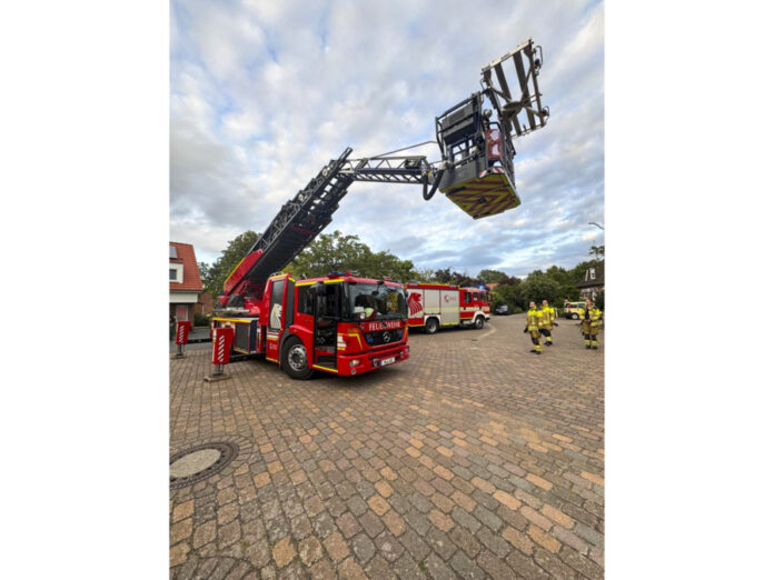 Ortsfeuerwehr Engelbostel unterstützt Rettungsdienst bei schwieriger Rettungsaktion