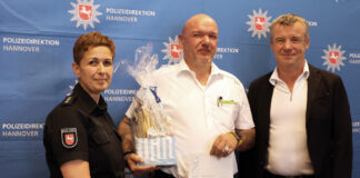 Die Leiterin der Polizeiinspektion Hannover, Nurhan Özdemir (lil) und der Leiter des Zentralen Kriminaldienstes Hannover, Harry Blome (re) überreichten dem Couragierten Stadtbahnfahrer die Urkunde.