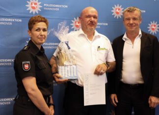 Zivilcourage in Aktion: Polizei Hannover ehrt couragierte Bürger für mutiges Handeln Die Leiterin der Polizeiinspektion Hannover, Nurhan Özdemir (lil) und der Leiter des Zentralen Kriminaldienstes Hannover, Harry Blome (re) überreichten dem Couragierten Stadtbahnfahrer die Urkunde.