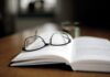 Buch / Brille / Lesung