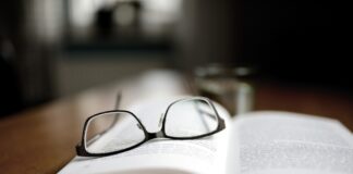 Buch / Brille / Lesung