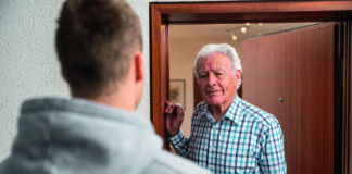 Haustürgespräch zwischen Senior und einem jungen Mann