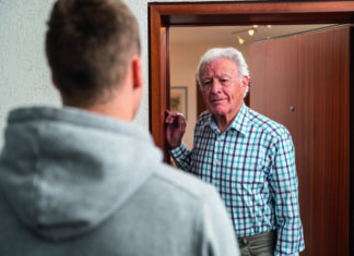 Falsche Polizeibeamte erbeuten mit neuer Masche einen hohen Geldbetrag Haustürgespräch zwischen Senior und einem jungen Mann