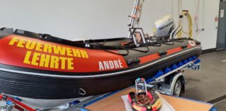 Taufe des neuen Rettungsbootes auf den Namen eines verstorbenen Feuerwehrkameraden.