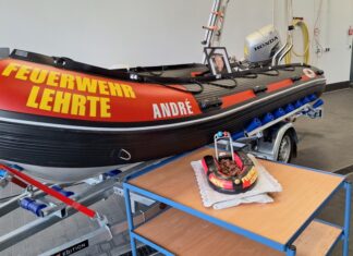 Kameradschaft in Ehren: Taufe des neuen Rettungsbootes erinnert an verstorbenen Feuerwehrkameraden Taufe des neuen Rettungsbootes auf den Namen eines verstorbenen Feuerwehrkameraden.