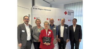 (v.l.n.r.): Anton Verschaeren (DRK Vorstandsvorsitzender), Claudia Hopfe (Regionsabgeordnete), Martina Rust (DRK Präsidentin), Berthold Klein-Schmeink (Geschäftsführer DRK-Pflegedienste), Mirko Heuer (Bürgermeister Stadt Langenhagen), Matthias Brodowy (Kabarettist)