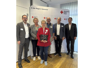 45 Jahre DRK-Pflege und Gesundheit in Langenhagen: Jubiläumsfeier mit vielen Gästen und buntem Programm (v.l.n.r.): Anton Verschaeren (DRK Vorstandsvorsitzender), Claudia Hopfe (Regionsabgeordnete), Martina Rust (DRK Präsidentin), Berthold Klein-Schmeink (Geschäftsführer DRK-Pflegedienste), Mirko Heuer (Bürgermeister Stadt Langenhagen), Matthias Brodowy (Kabarettist)