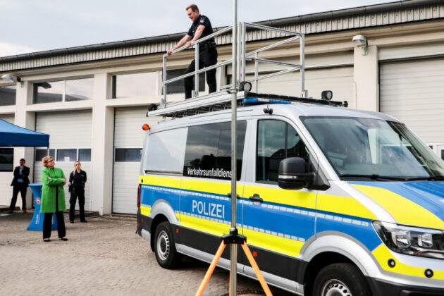 Innenministerin Behrens informiert sich an verschiedenen Ständen zu neuen Technologien bei der Polizei