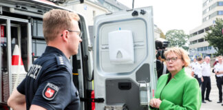 Innenministerin Behrens informiert sich an verschiedenen Ständen zu neuen Technologien bei der Polizei