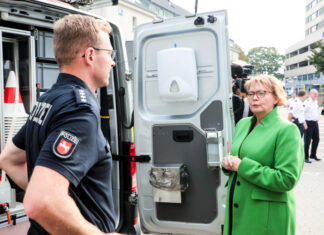 Niedersächsische Polizei setzt auf technische Innovationen Innenministerin Behrens informiert sich an verschiedenen Ständen zu neuen Technologien bei der Polizei