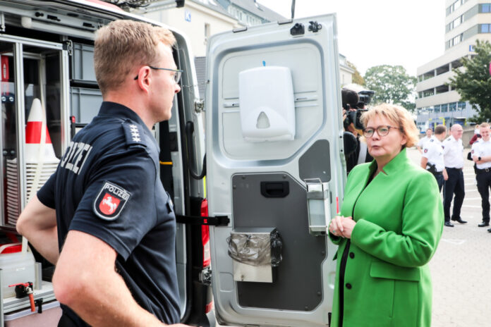 Innenministerin Behrens informiert sich an verschiedenen Ständen zu neuen Technologien bei der Polizei