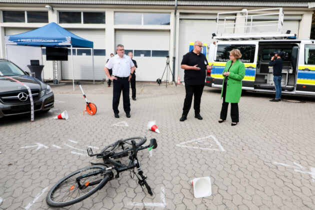 Innenministerin Behrens informiert sich an verschiedenen Ständen zu neuen Technologien bei der Polizei