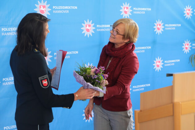 Polizeipräsidentin der Polizeidirektion Hannover, Gwendolin von der Osten überreicht die Ernennungsurkunde.