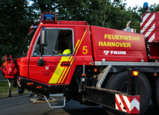 Schwerer Unfall in Hannover-Mitte: Radfahrerin von LKW erfasst und schwer verletzt Kranwagen - Feuerwehr Hannover