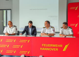 Regionsleitstelle Hannover: Vorübergehender Umzug zur Mängelbeseitigung Der Presse wurde heute der Hintergrund für die Mängelbeseitigungen in der Regionsleitstelle Hannover mitgeteilt (v.l.) Jörg Rühle, Dr. Axel von der Ohe, Christoph Bahlmann, Jörg Segreff.