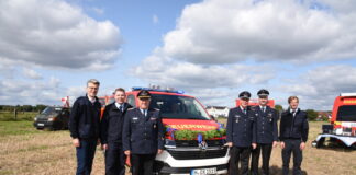 (v. l. n. r.) Bürgermeister Alexander Masthoff, Ortsbrandmeister Rene Corterier, Brandabschnittsleiter Eberhard Schmidt, stellv. Stadtbrandmeister Michael Lorenz, Stadtbrandmeister Dr. Christian Kielhorn, stellv. Ortsbrandmeister Joachim Dreyer.