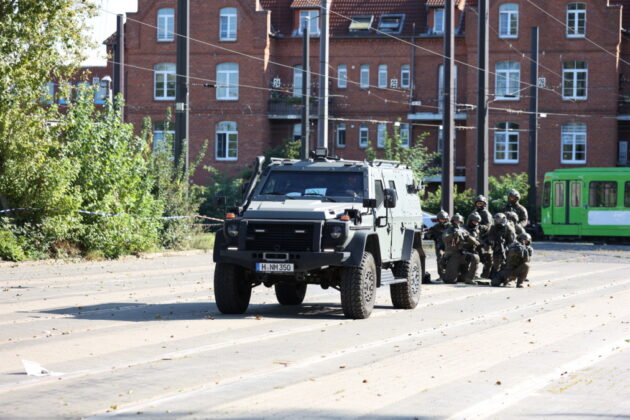 Spezialeinsatzkommando hinter Sonderfahrzeug