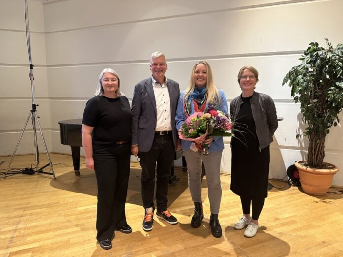 Foto im Anschluss an die Wahl im Rat der Stadt Langenhagen am 23.09.2024. - v.l.n.r. Isabella Gifhorn, Mirko Heuer, Janina Schmidt,