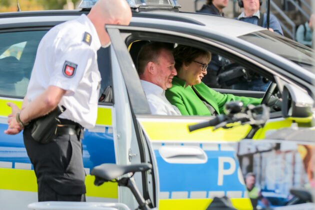 Innenministerin Behrens informiert sich an verschiedenen Ständen zu neuen Technologien bei der Polizei