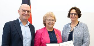 Bundesverdienstkreuz für Theresia Urbons aus Burgdorf: Erster Regionsrat Jens Palandt (v.l.n.r.), Theresia Urbons und Andrea Buhndorf, erste stellvertretende Bürgermeisterin der Stadt Burgdorf, bei der Ordensaushändigung.