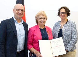 Theresia Urbons mit dem Verdienstkreuz am Bande für ihr soziales Engagement ausgezeichnet Bundesverdienstkreuz für Theresia Urbons aus Burgdorf: Erster Regionsrat Jens Palandt (v.l.n.r.), Theresia Urbons und Andrea Buhndorf, erste stellvertretende Bürgermeisterin der Stadt Burgdorf, bei der Ordensaushändigung.