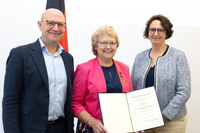 Bundesverdienstkreuz für Theresia Urbons aus Burgdorf: Erster Regionsrat Jens Palandt (v.l.n.r.), Theresia Urbons und Andrea Buhndorf, erste stellvertretende Bürgermeisterin der Stadt Burgdorf, bei der Ordensaushändigung.