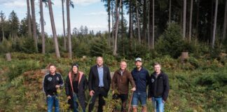 (v.l.n.r.): Torben Kietsch (Leiter Sponsoring & Vermarktung RECKEN), Sara Brandt (Summitree), Markus Lehnemann (Vorstand Sparkasse Hannover), Thomas Seel-Schwarze (Leiter Freiherr Knigge’sche Forstverwaltung), Vasco Brandt (Geschäftsführer Summitree), Eike Korsen (Geschäftsführer RECKEN)