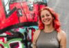 Rosalie Borchert steht vor den Graffiti-Arbeiten der Jugendlichen im Jugendzentrum.