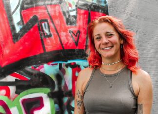 Rosalie Borchert übernimmt Leitung des Jugendzentrums Langenhagen Rosalie Borchert steht vor den Graffiti-Arbeiten der Jugendlichen im Jugendzentrum.