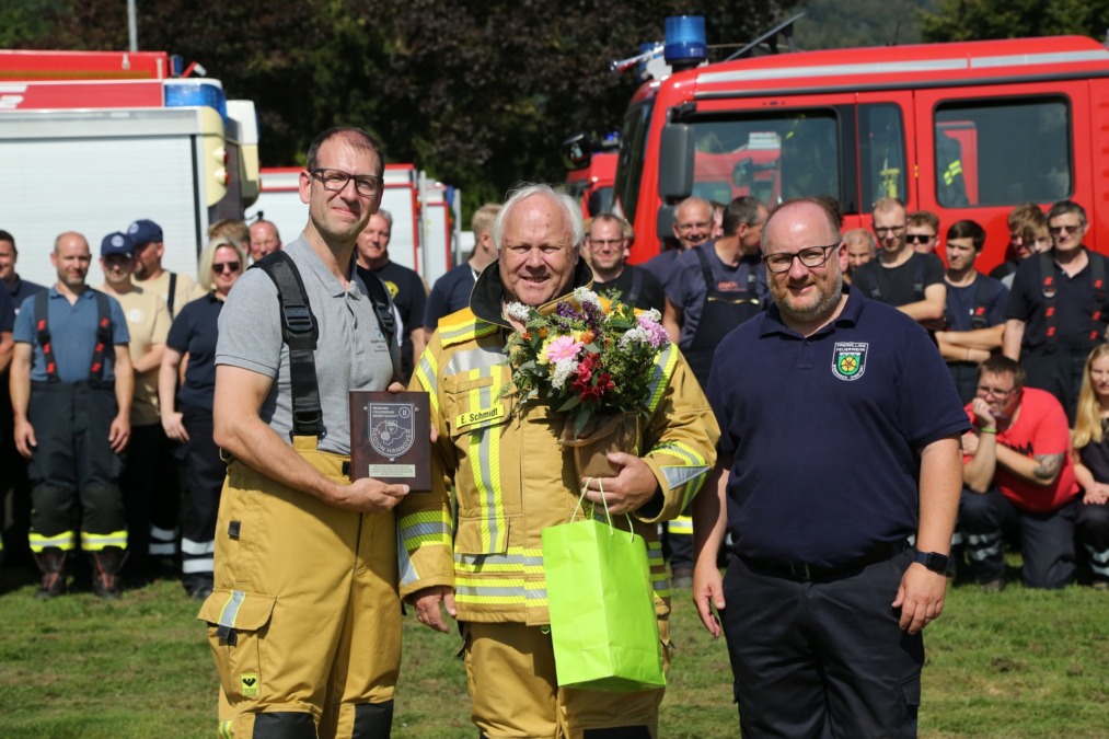 Ein Dankeschön an den scheidende Brandabschnittsleiter Eberhard Schmidt