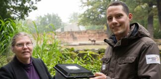 Philipp Plate vom Erlebnis-Zoo Hannover nimmt einen Feldhamster von Nina Lipecki (Arbeitsgemeinschaft Feldhamsterschutz Niedersachsen e.V.) zur Aufzucht entgegen.