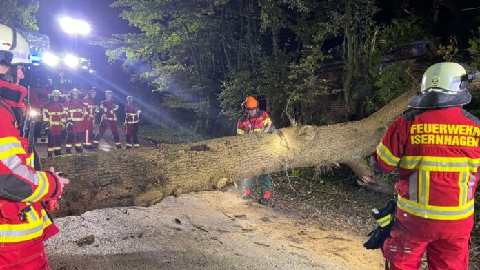 Feuerwehr Altwarmbüchen räumt Straßensperrungen durch umgestürzte Bäume in Altwarmbüchen und Gut Lohne