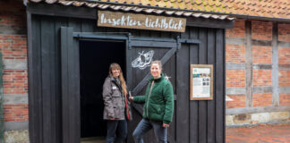 (vo.li.): Zoo-Artenschutzreferentin Dr. Marlis Dumke und Barbara Olze vom Umweltzentrum Hannover freuen sich über ein weiteres gemeinsames Projekt für den Artenschutz.