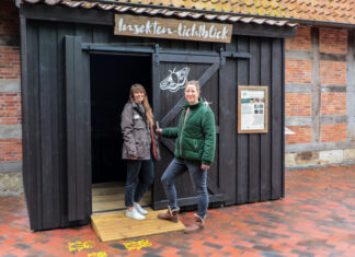 Neue Edutainmentstation im Erlebnis-Zoo Hannover: Künstliches Licht als Gefahr für nachtaktive Insekten (vo.li.): Zoo-Artenschutzreferentin Dr. Marlis Dumke und Barbara Olze vom Umweltzentrum Hannover freuen sich über ein weiteres gemeinsames Projekt für den Artenschutz.