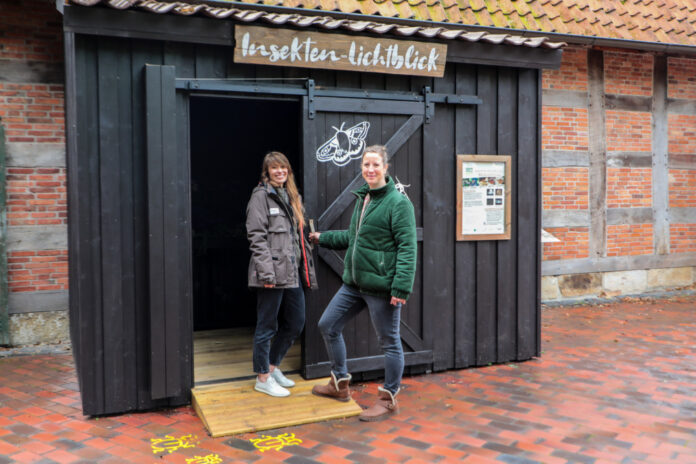 (vo.li.): Zoo-Artenschutzreferentin Dr. Marlis Dumke und Barbara Olze vom Umweltzentrum Hannover freuen sich über ein weiteres gemeinsames Projekt für den Artenschutz.